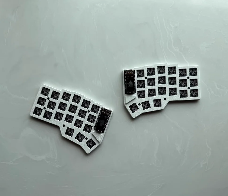 

Choc V2 Low Profile Corne Split Keyboard Kit Hot-swap 3D Customized Screen Gaming Mechanical Keyboard Kit Ergonomics ZMK Studio