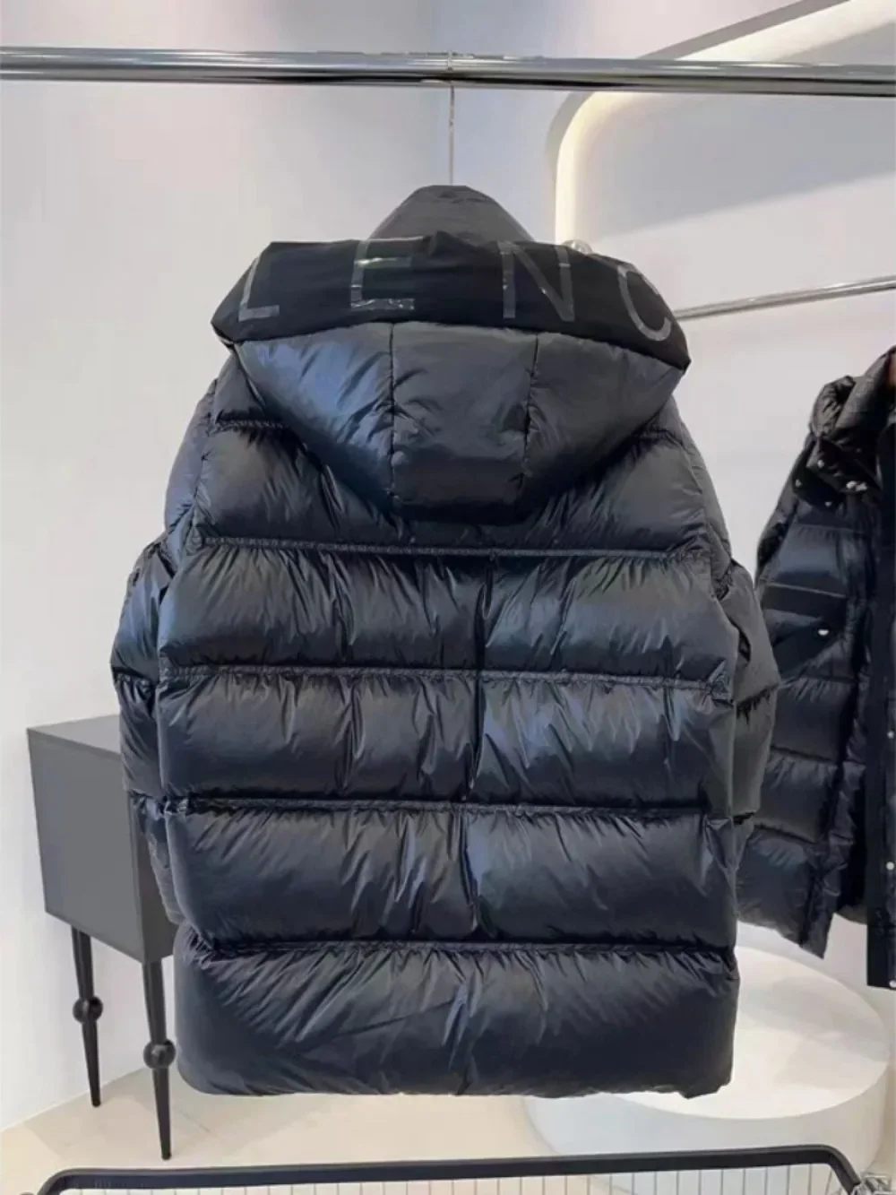 Modna czarna błyszcząca kurtka puchowa Damska kurtka puchowa 2024 Nowa koreańska wersja z kapturem Street Shooting Casual Parker Coat — zdjęcie 3