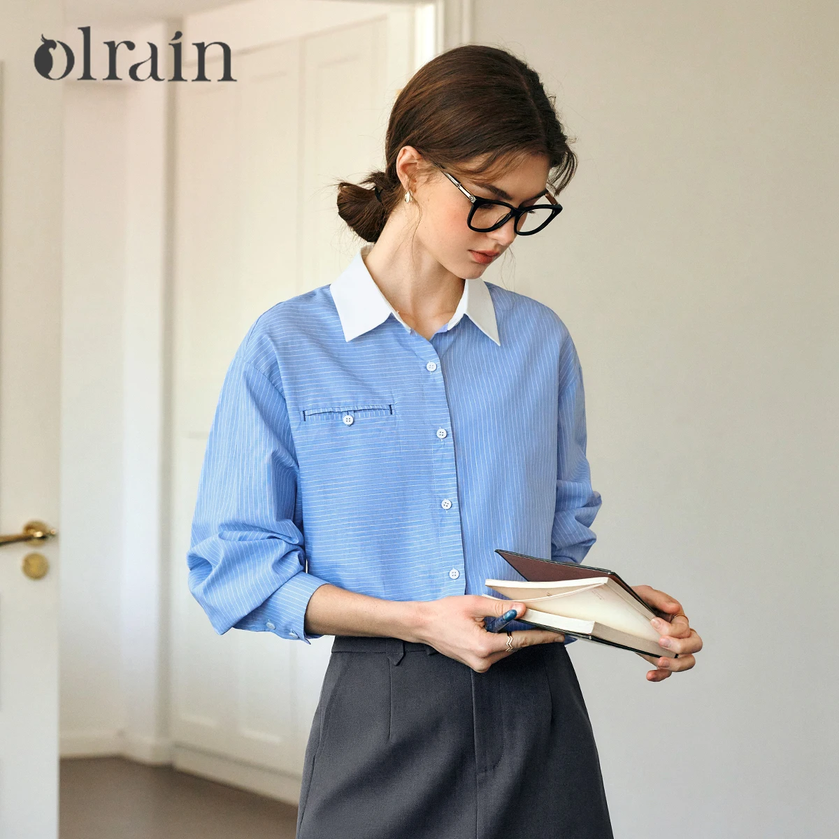 

OLrain Blue Long Sleeve Shirt 2025 Summer New Striped Neckline White Design Women's Loose Casual Top N57CC96381