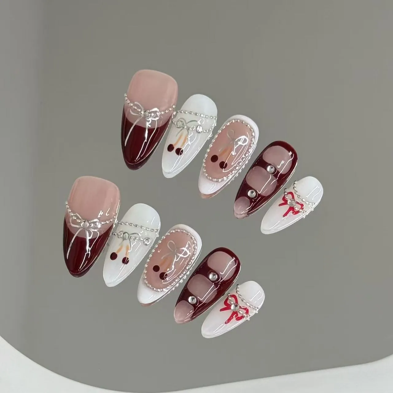 

Очаровательные винтажные накладные ногти ручной работы, винно-красный французский наконечник, миндалевидные накладные ногти со стразами, серебряная цепочка, декор