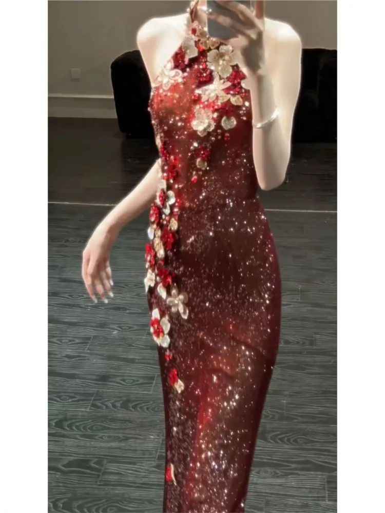 A light luxury and niche fishtail hosting dress with red sequined toasting tip around the neck