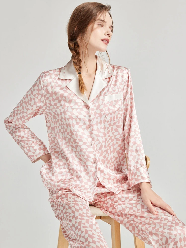 

Комплект женской пижамы из 100% натурального шелка тутового шелкопряда (19 момме) с принтом: топ на пуговицах с длинным рукавом и длинные брюки. Одежда для сна и отдыха.