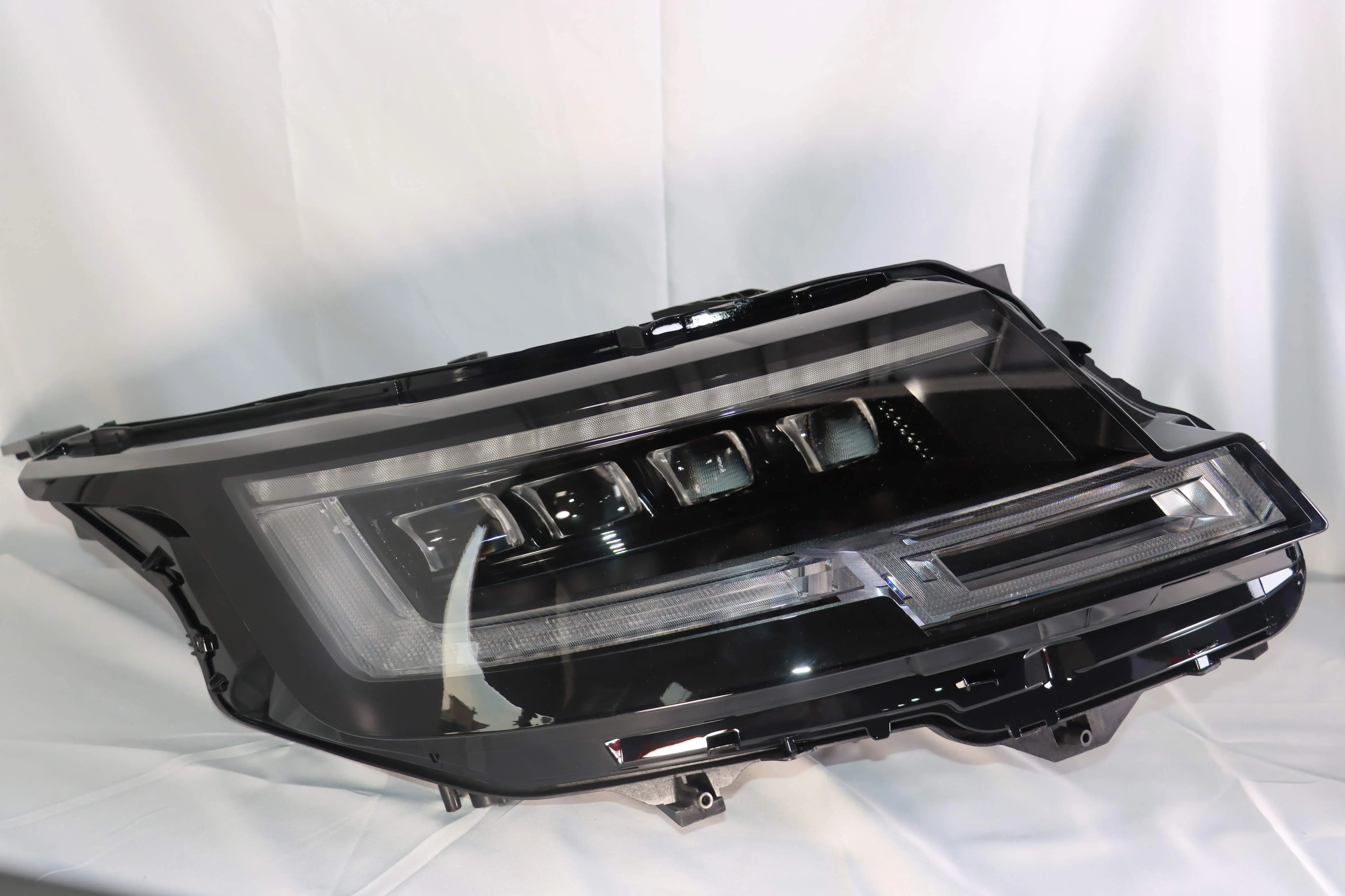 2025Original High Quality Second-hand Four-lens matrix Headlights or 2023-2025 Land Rover Range Rover Repair and Replacement