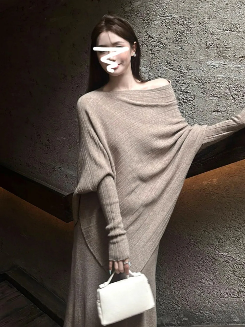 

Французский свитер с открытыми плечами, осень 2025, асимметричный дизайн, эпистемология, эстетика, свободная посадка, вязаная женская мода для похудения