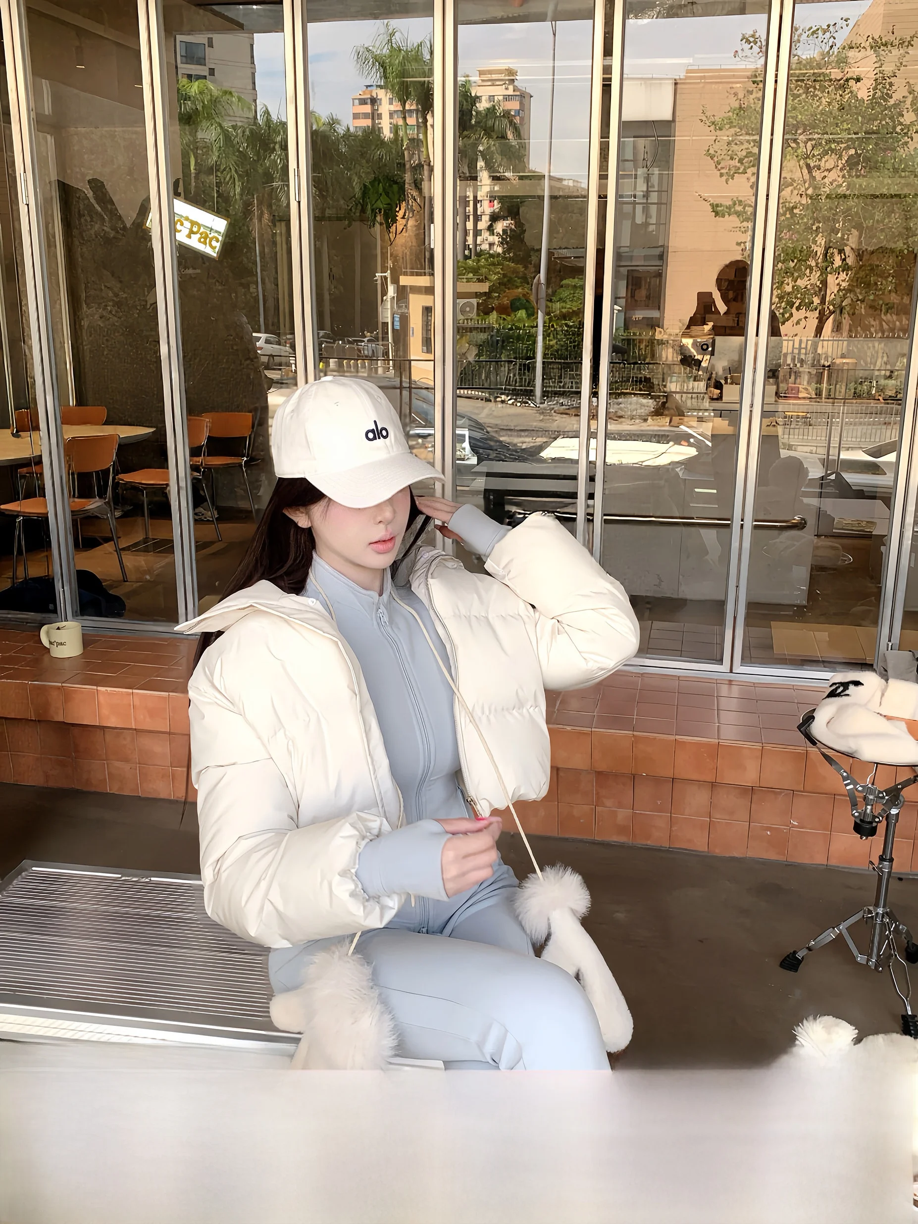 

Женская укороченная белая пуховая куртка 2025 года, новая зимняя модель, с утяжкой на талии, теплая, стройнящая, верхняя одежда, стандартный крой