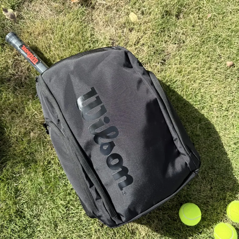 Tas Tenis Wilson Roger Federer Staf Pro Hitam V13 Ransel Tenis Tim Tur Super untuk 2 Raket dengan Kompartemen Isolasi