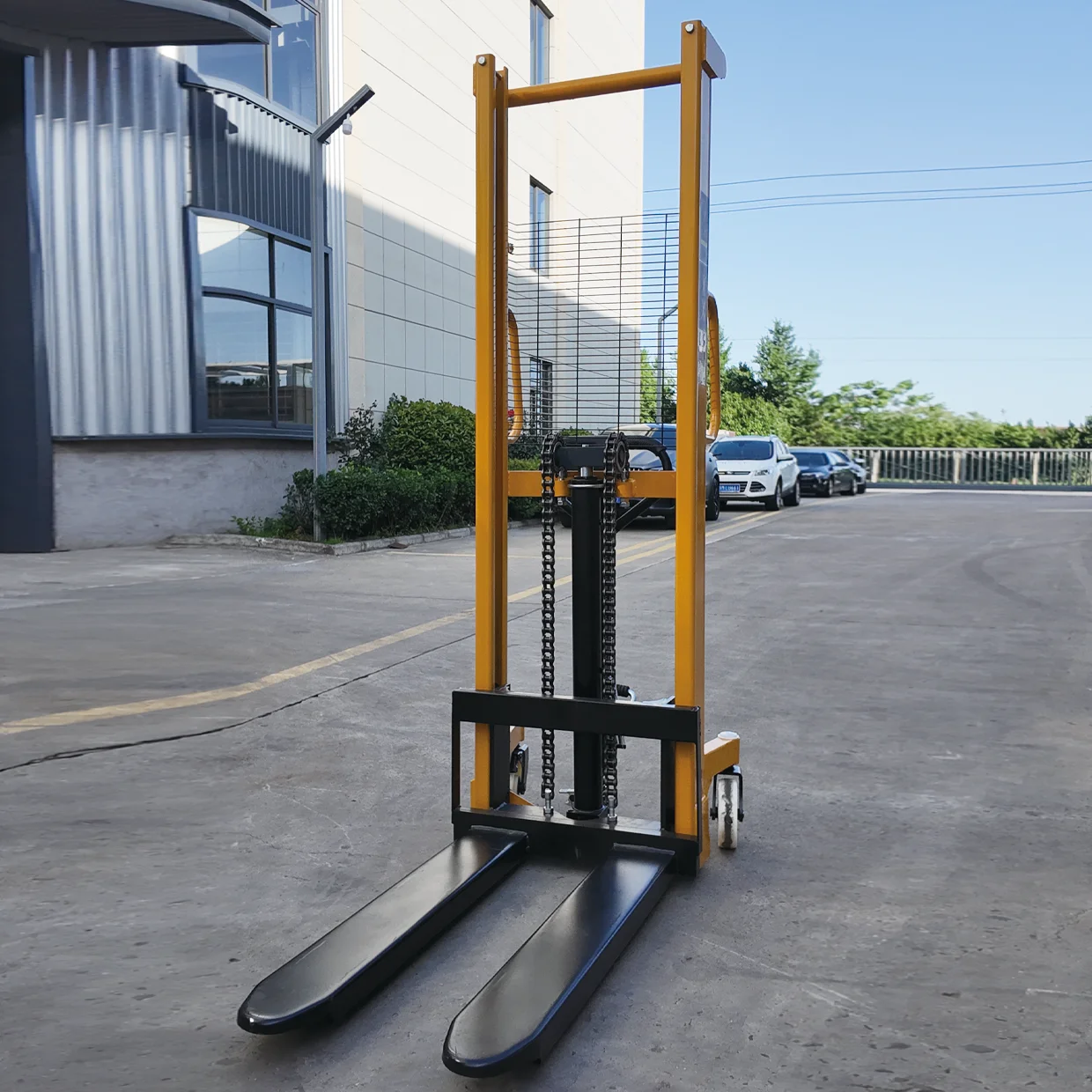 Manual Hand Hydraulic Forklift Stacker 1-3T Lifting Height 185-195m Double Decending Channel High Strengthened Mast