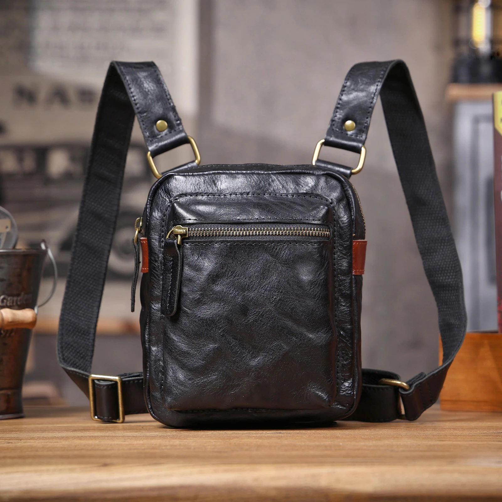 S.WORKER Vollnarbenleder-Umhängetasche für Herren, Vintage-Crossbody-Brusttasche aus pflanzlich gegerbtem Leder – Detail 7