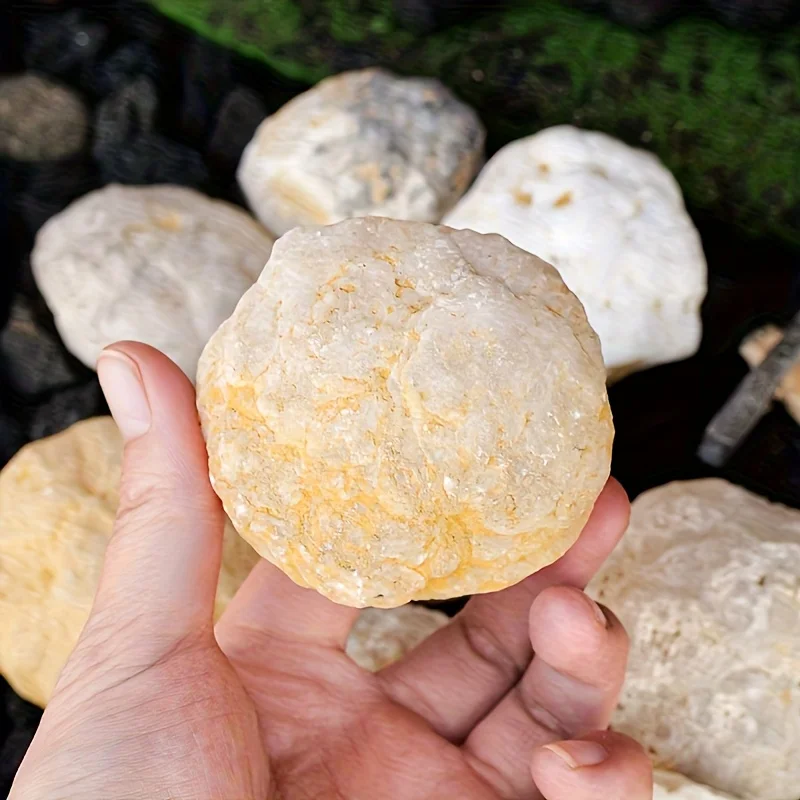 Huevo de geoda de ágata: formación de cristal de estilo marroquí que contiene cristales de ágata, geodo autocortado/roto.