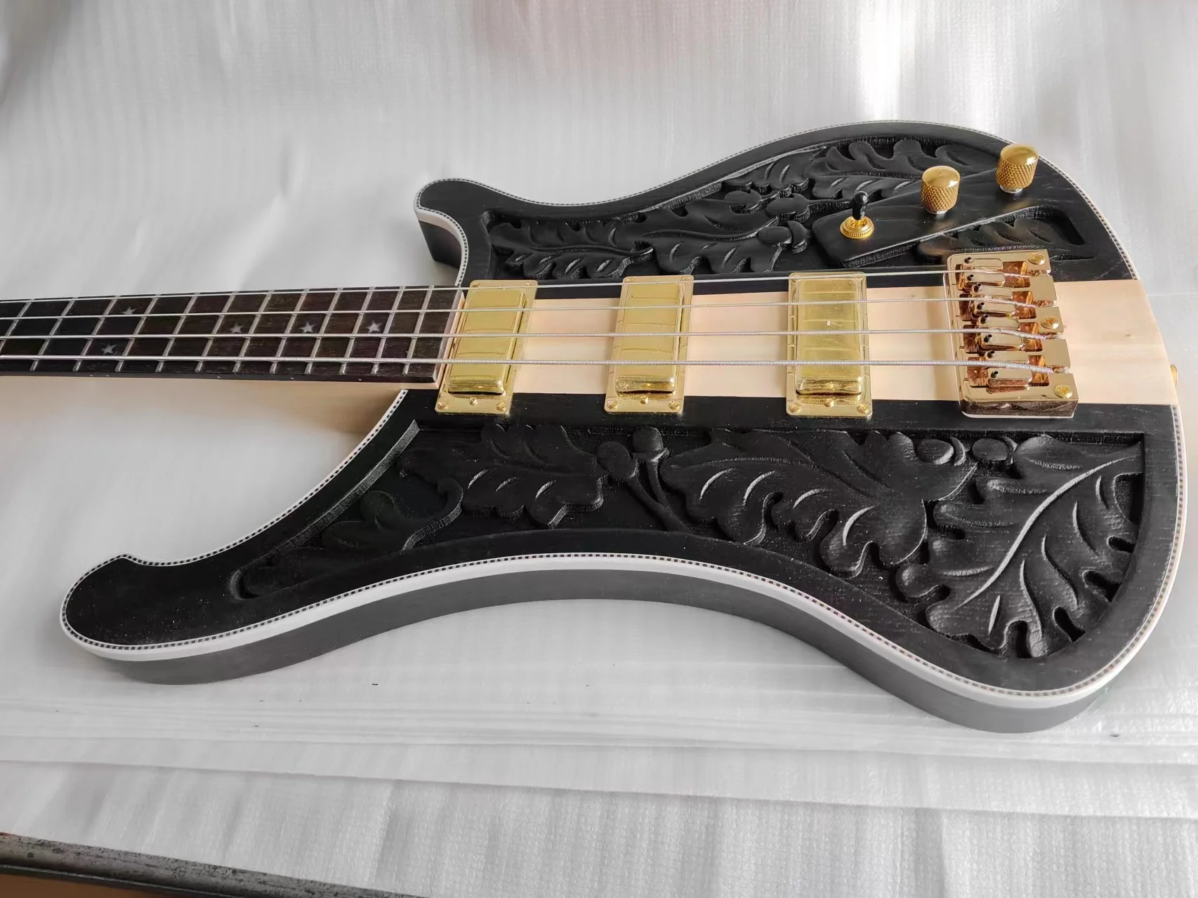 4-string black carved pattern piano body electric bass forehand inventory