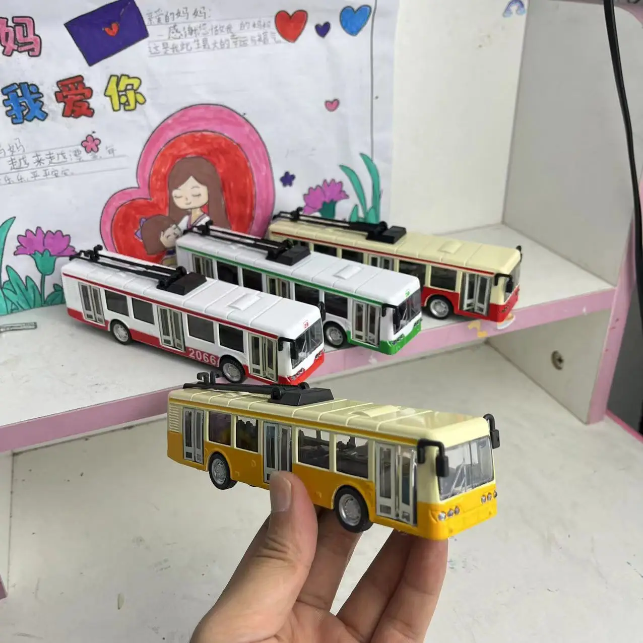 

1: 90 alloy bus, tram model, rebound force 3, door opening sound and light car model, subway hot selling new toy gift