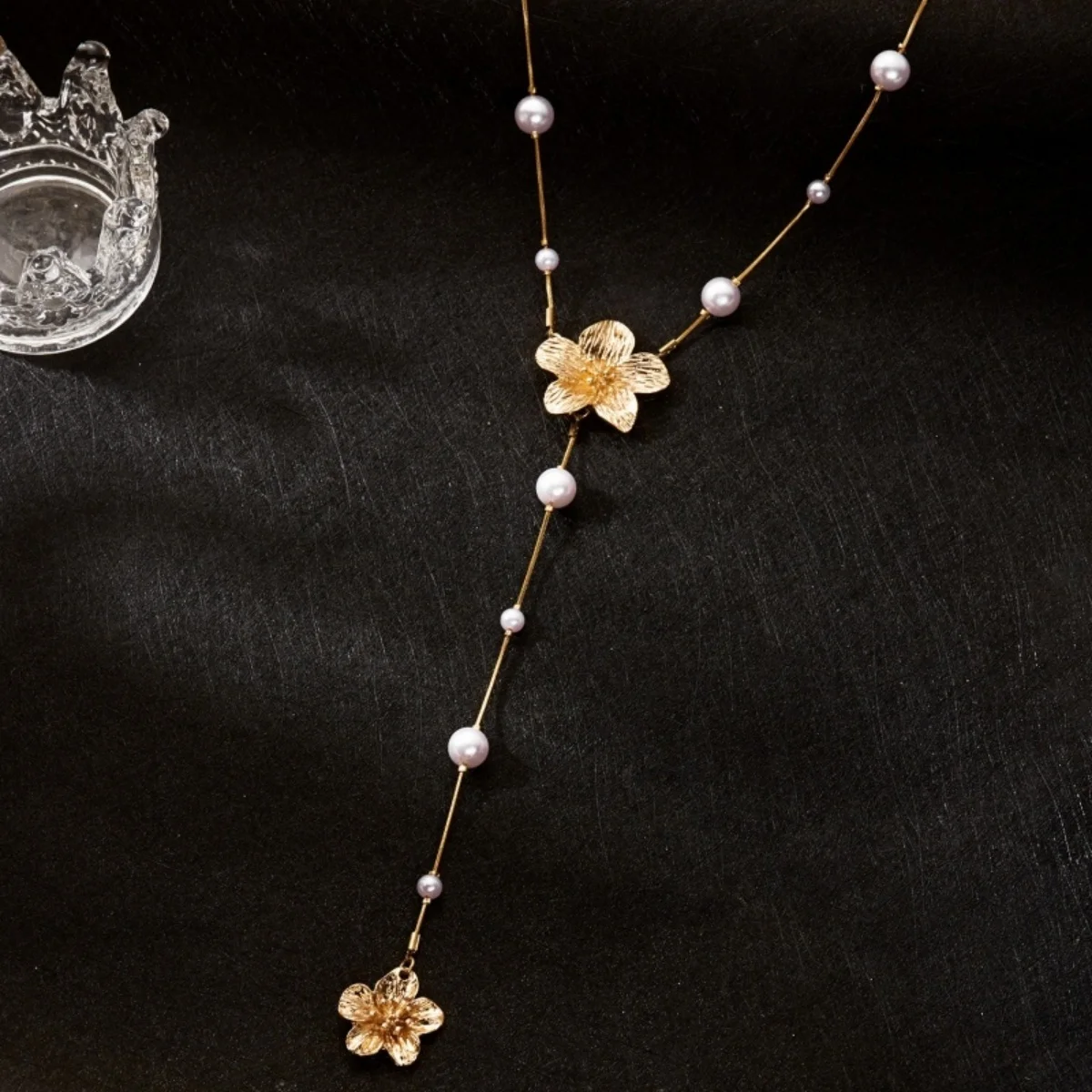Französische Ästhetik Simulierte Perlenblumen-Anhänger-Halskette für Frauen Eleganter Metall-Blumen-Y-förmiger Choker Hochzeitsschmuck – Detail 28
