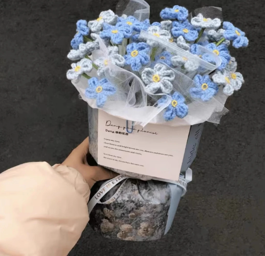

Valentine's Day bouquet diy material hand-knitted finished product forget-me-not simulation bouquet homemade crochet wool gift