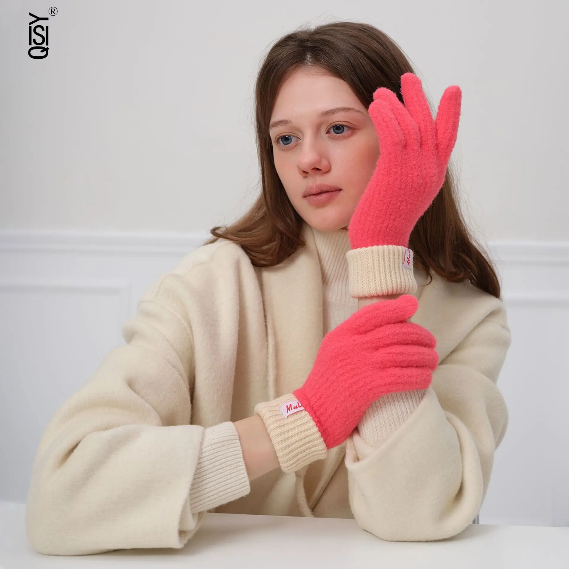 La spaccatura coreana invernale in tinta unita calda e resistente al freddo si riferisce ai guanti di lana lavorati a maglia alla moda e versatili per le donne