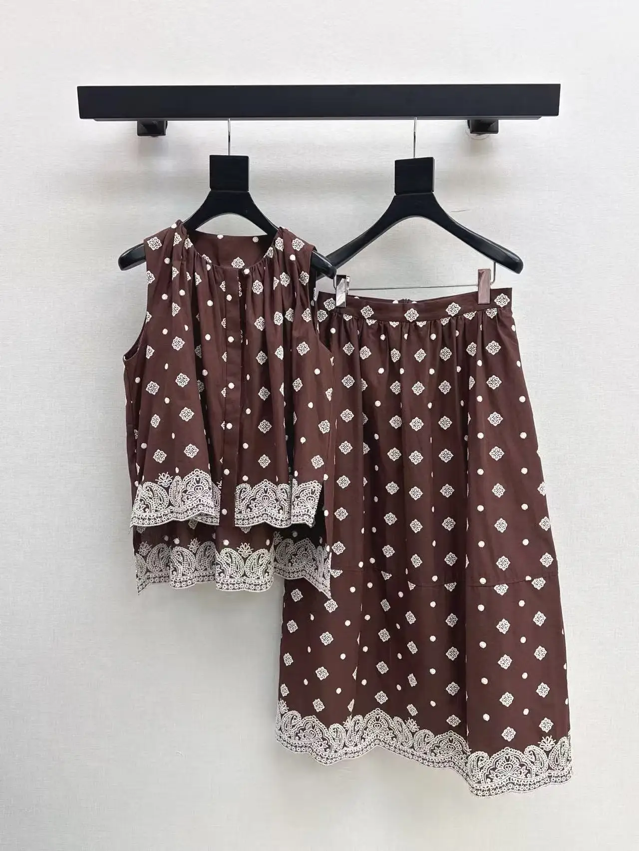 

The latest summer 2025 women's casual style sleeveless top and skirt are slimming, gentle and elegant.
