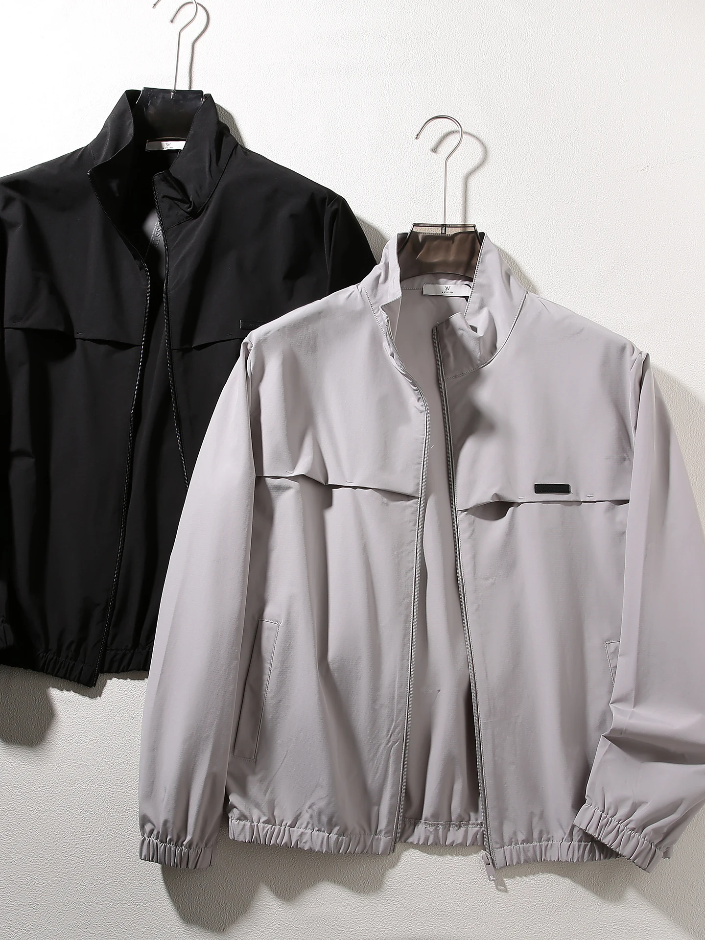 

Легкая ветрозащитная водоотталкивающая мужская куртка для активного отдыха с воротником-стойкой, 3D-кроем и длинными рукавами из полиэфирного волокна