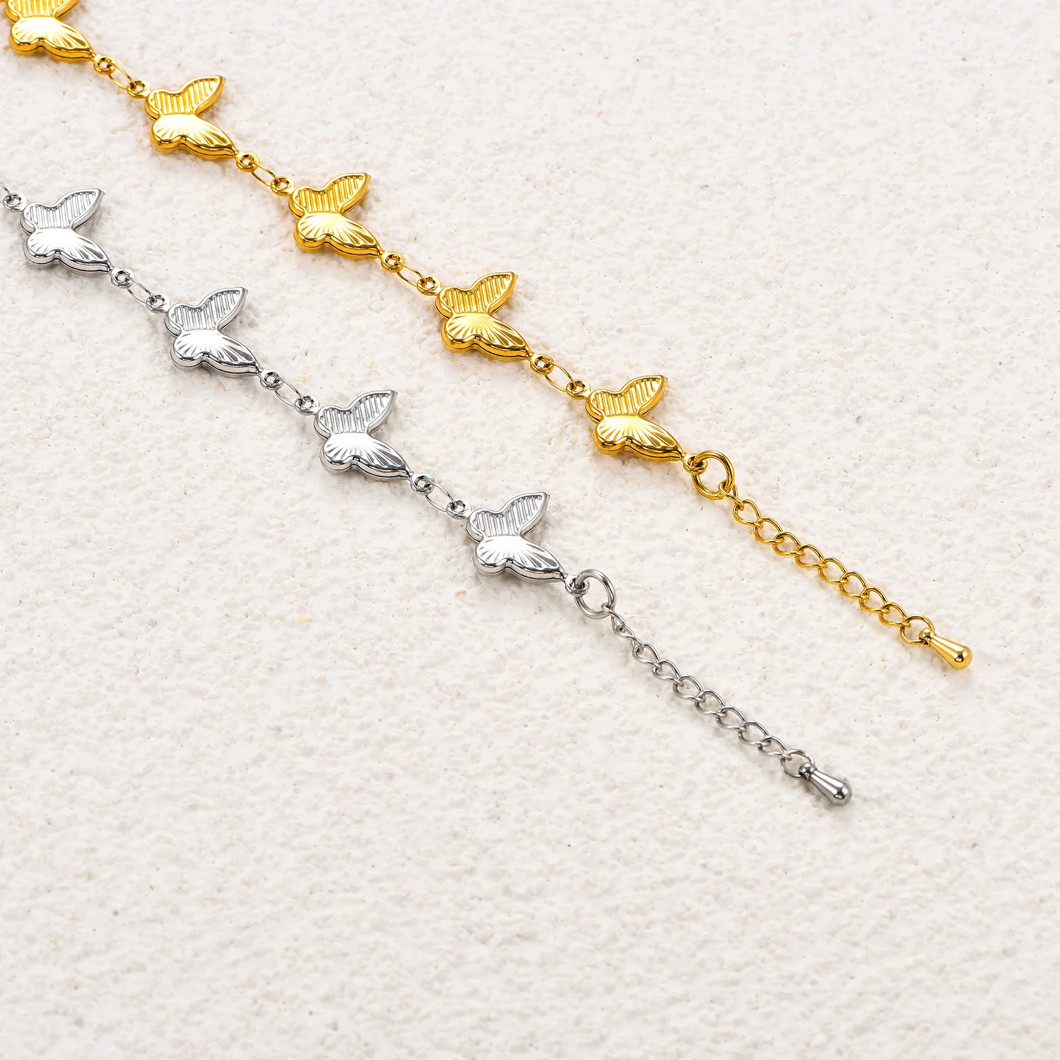 Elegante goldfarbene Edelstahl-Schmetterlingsarmbänder, trendige Armreifen, wasserdichtes Fußkettchen, vielseitiger Schmuck für Frauen und Mädchen. – Detail 3