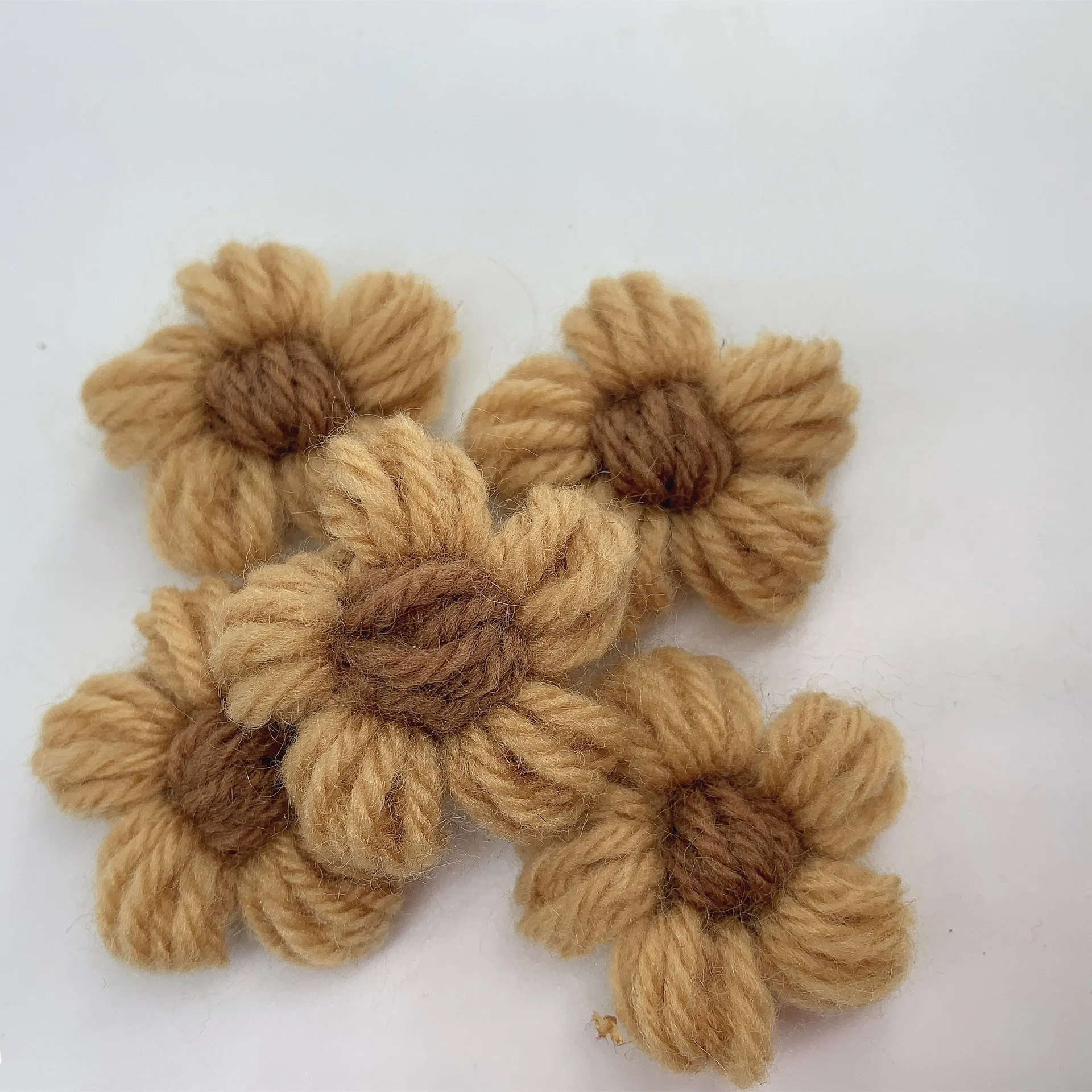 20pcs New Hand-Woven Flower Wool Crochet Yarn Textile Flower Handmade Weeding Flowers Clothing accessories colorful puff flower