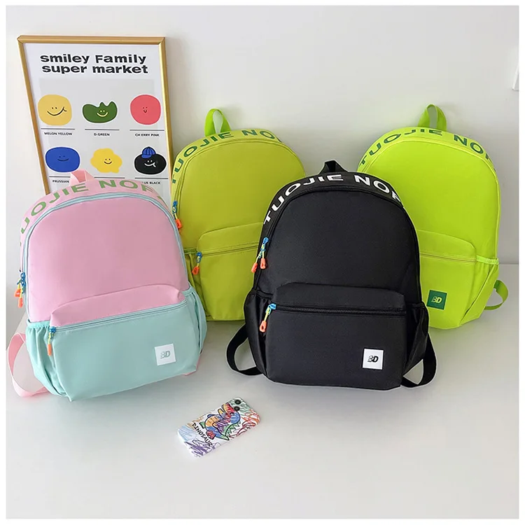 

Легкий нейлоновый школьный рюкзак для студентов с цветными вставками, большой вместимостью и милым кулоном, дорожный рюкзак