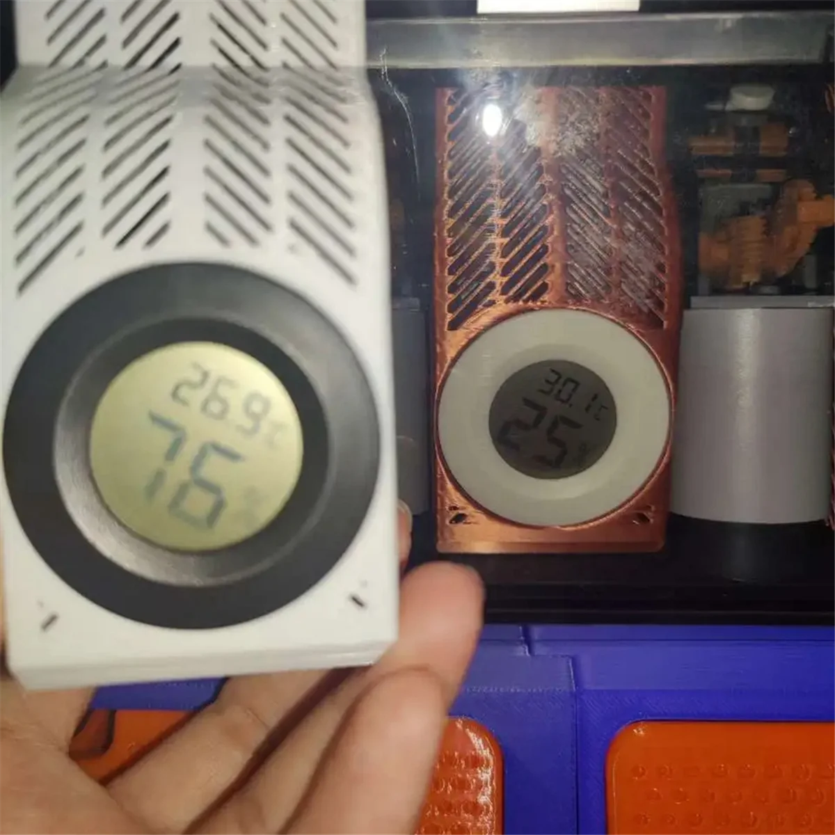 A59T ميزان الحرارة الرطوبة صغير مستدير LCD جهاز اختبار رقمي كاشف الاستشعار لصندوق تجفيف خيوط X1 P1 أسود