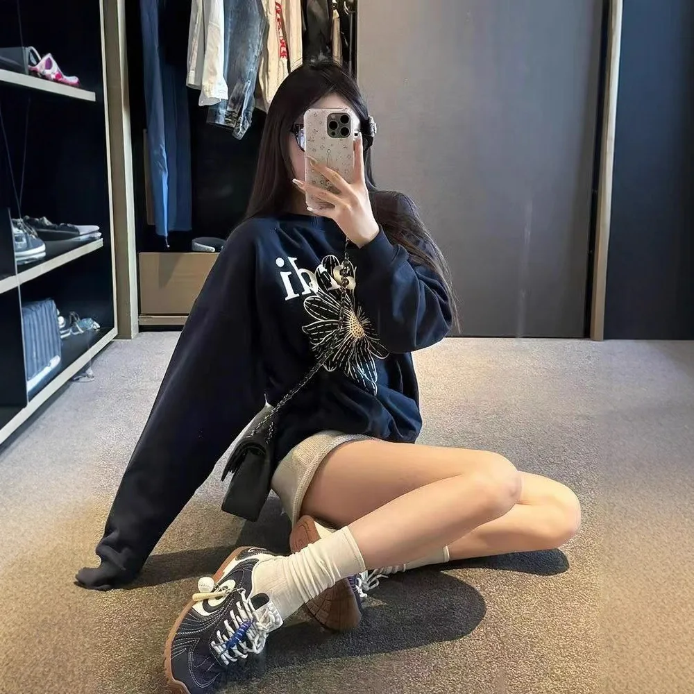 أسود جولة الرقبة البلوزات الملونة المرأة فضفاضة تناسب مريحة الكورية نمط رداء علوي غير رسمي 2025 موضة جديدة نمط الأزهار النباتية