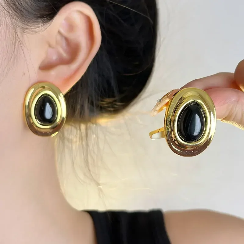 

Retro niche irregular oval black egg-shaped unique light luxury high-end metal stud earrings