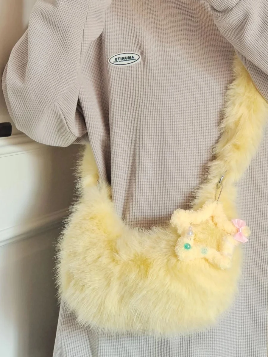 Bolso peludo amarillo crema bonito de estilo coreano para mujer, bolso versátil para las axilas para estudiantes, bolso de hombro para ir al trabajo, novedad de 2025