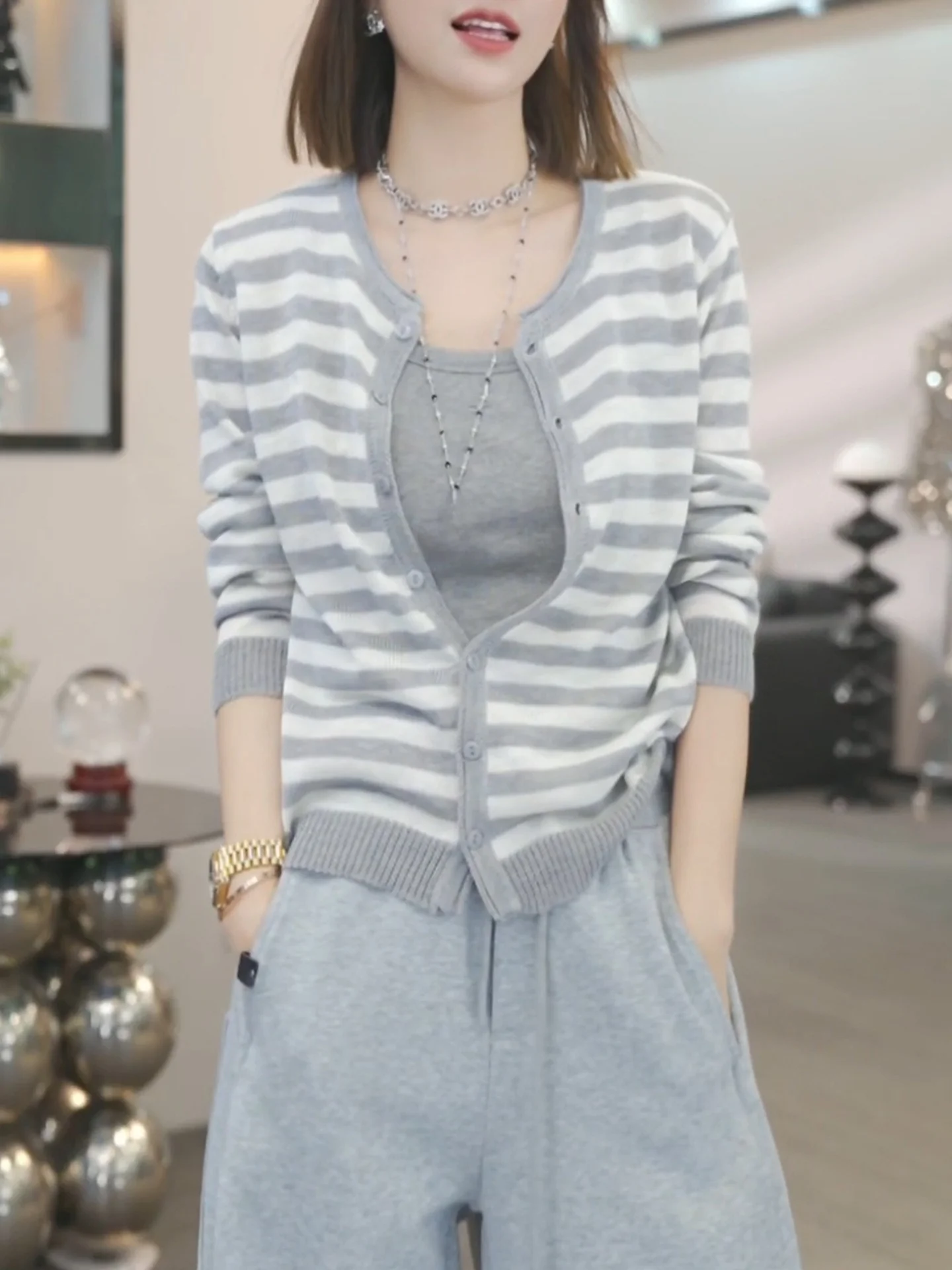 

2025 Summer New Commuter Sle Ice Silk Knitted Long Sve Single Button Lazy Faion Women's Soft Loose Fit Korean Design Top