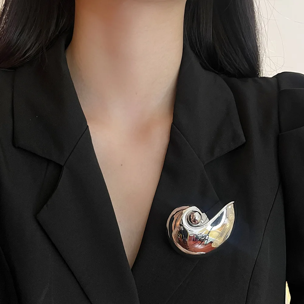 HUANZHI Gold Color Exaggerated Beach Conch Shaped Brooch for Women Girls Marine Animal Design Fashion Glossy Alloy Accessories