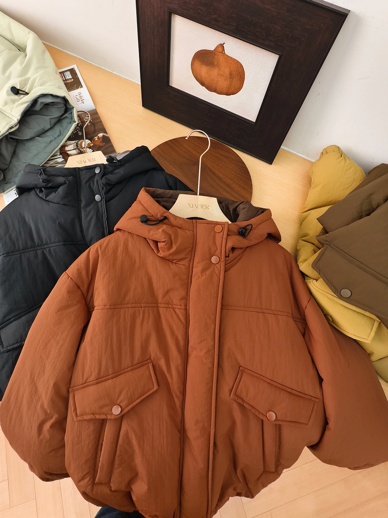 

Легкая ветрозащитная хлопковая куртка с капюшоном, цветными вставками, внутренними хлопковыми вставками, свободного кроя, с длинными рукавами, на молнии.