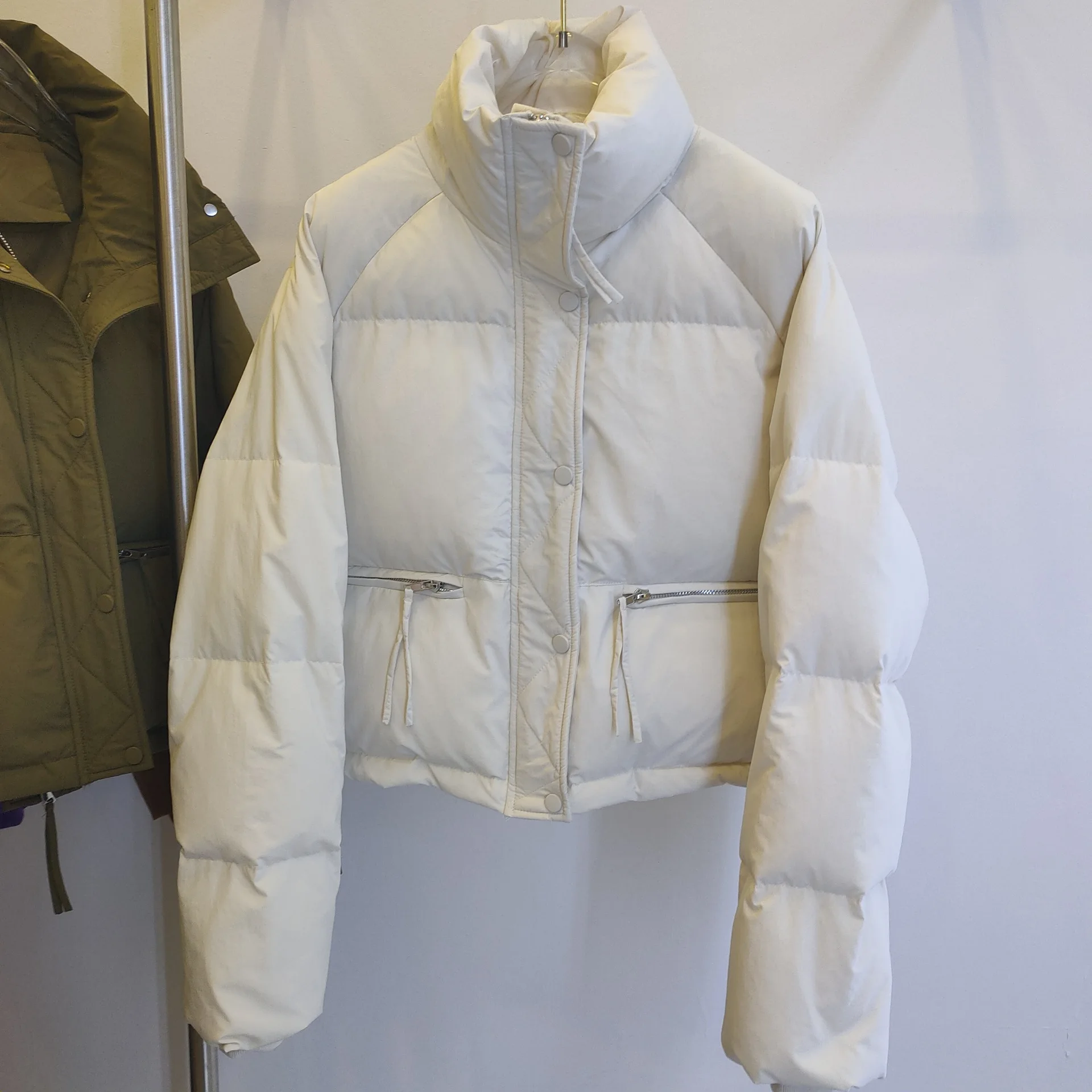 เสื้อแจ็คเก็ตขนเป็ดผู้หญิงสำหรับฤดูหนาวปี 2025 แบบสวมใส่สบาย หนา กันลม คอตั้ง แบบสั้น