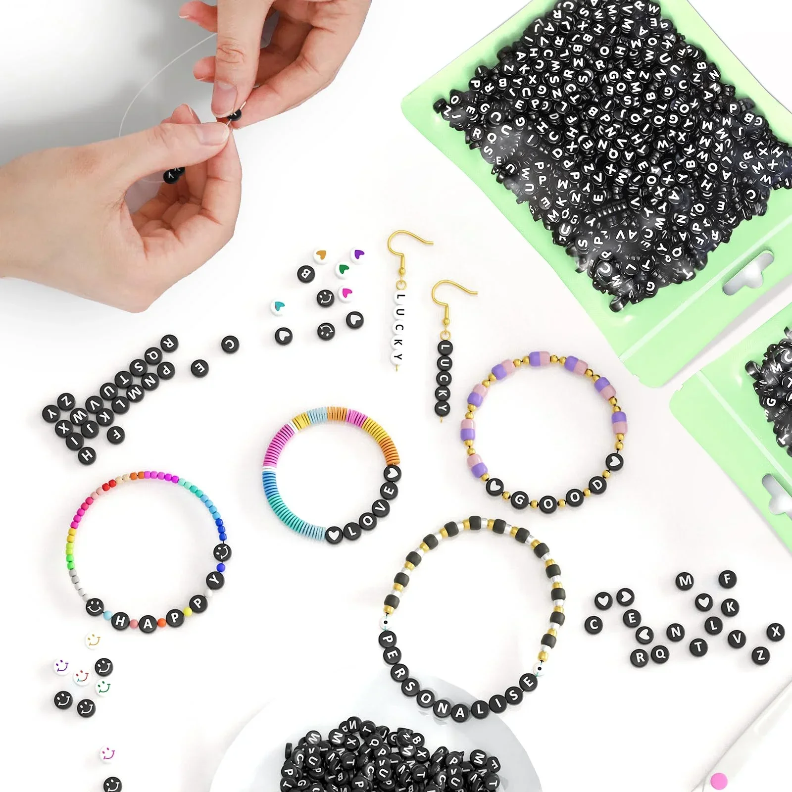 800 قطعة من خرز الحروف للصنع، 28 نمطًا و8 ألوان من خرز الحروف الأبجدية، وخرز وجه ملون وفاخرة على شكل قلب