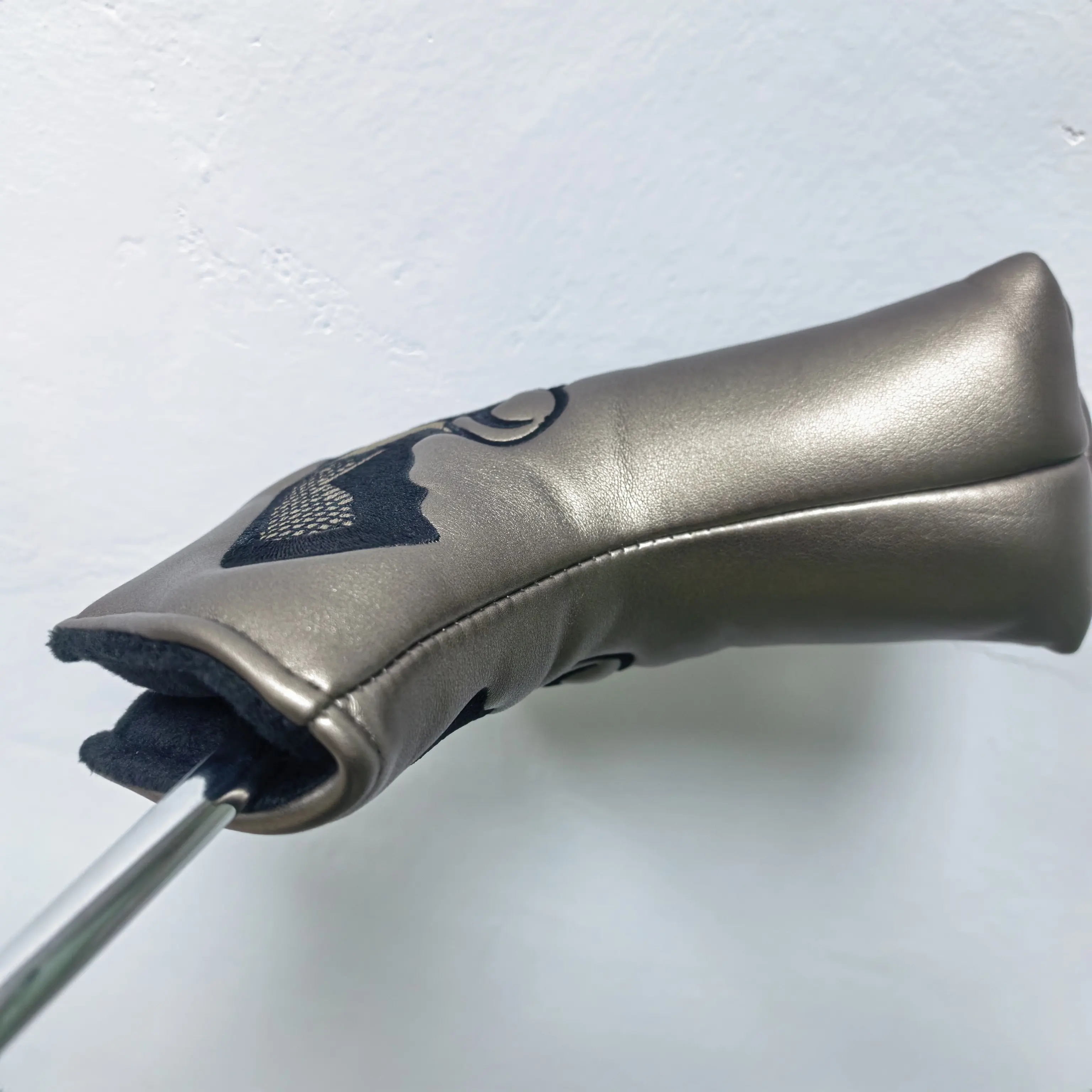 قطعة واحدة من غطاء الرأس لمضرب الجولف، مادة PU مقاومة للماء، إغلاق مغناطيسي، لمسة نهائية بنية، مصممة لمضارب الشفرات #4