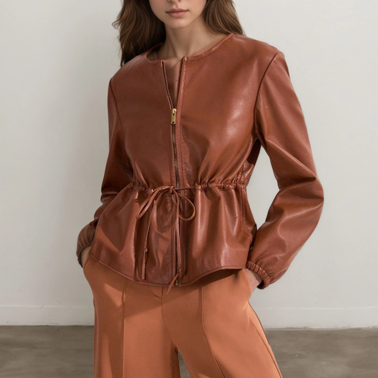 Jaqueta de couro marrom com gola redonda, moda europeia americana, cordão de cintura, design plissado, versátil, manga comprida, casaco curto