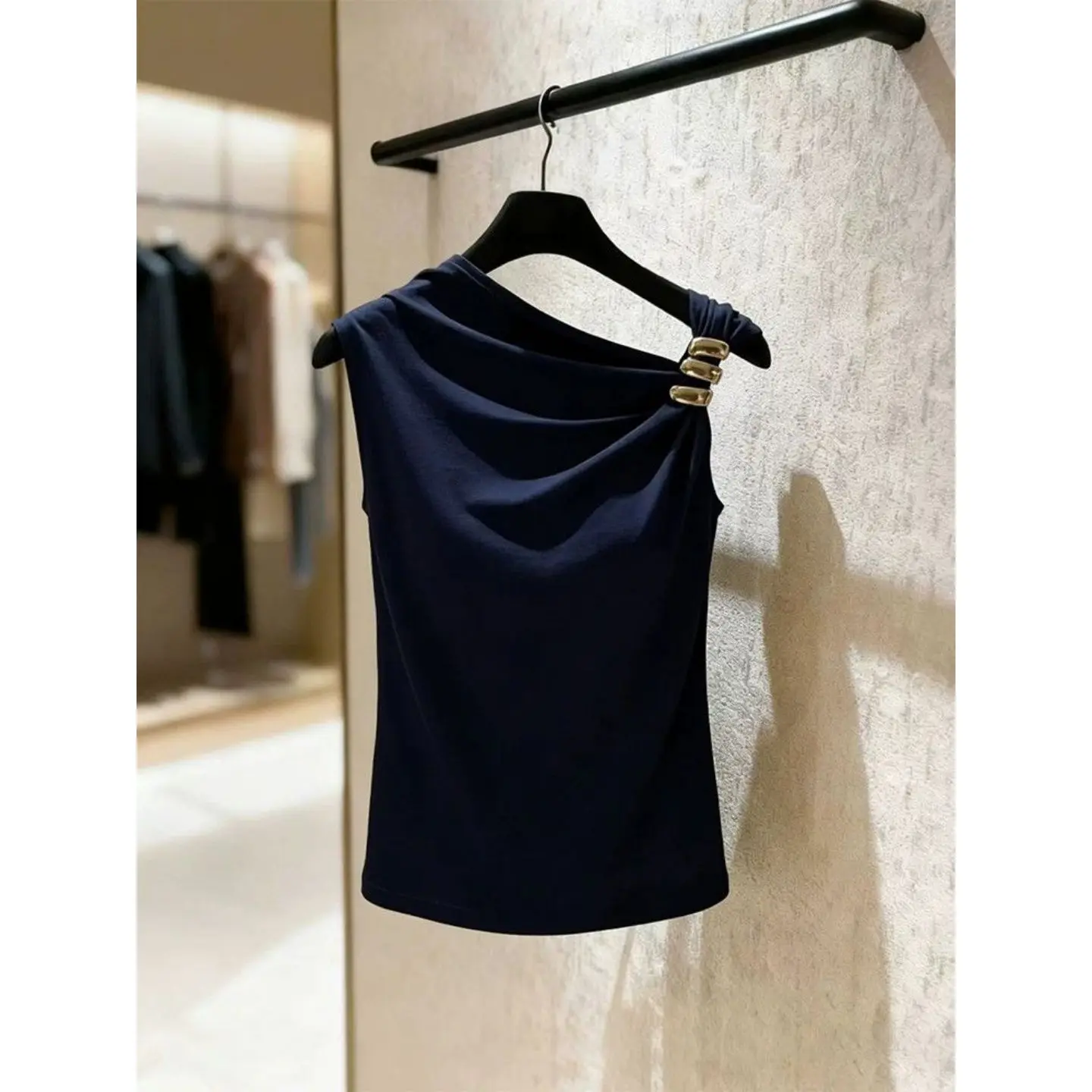 Slimming Effect Asymmetric Slant Collar Sleeveless Top for Women Summer Unique Design Metal Buckle Strap Vest Girl Style Tshirt