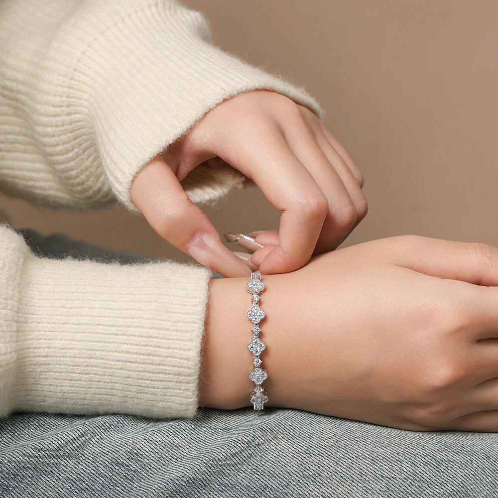 สร้อยข้อมือโมอิสซาไนต์ดีไซน์ดาว ATTAGEMS สำหรับผู้หญิง เงินแท้ S925 ปรับขนาดได้ 24 ซม. สายแบบกล่อง ของขวัญวันเกิดเสริมโชค เครื่องประดับ