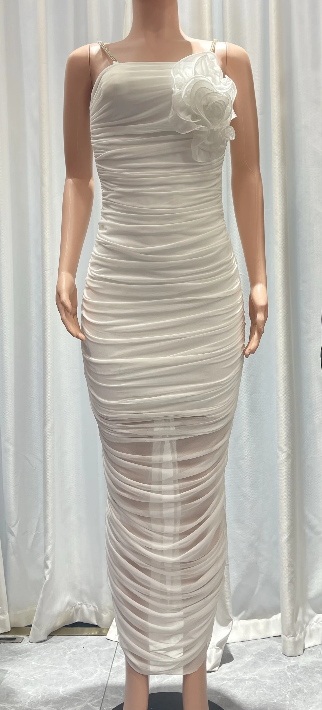 ชุดราตรีผ้าลูกไม้ลายดอกไม้ใหม่ ประดับเพชร สายเดี่ยว ดีไซน์พันรอบตัว สวยสง่าสำหรับผู้หญิง