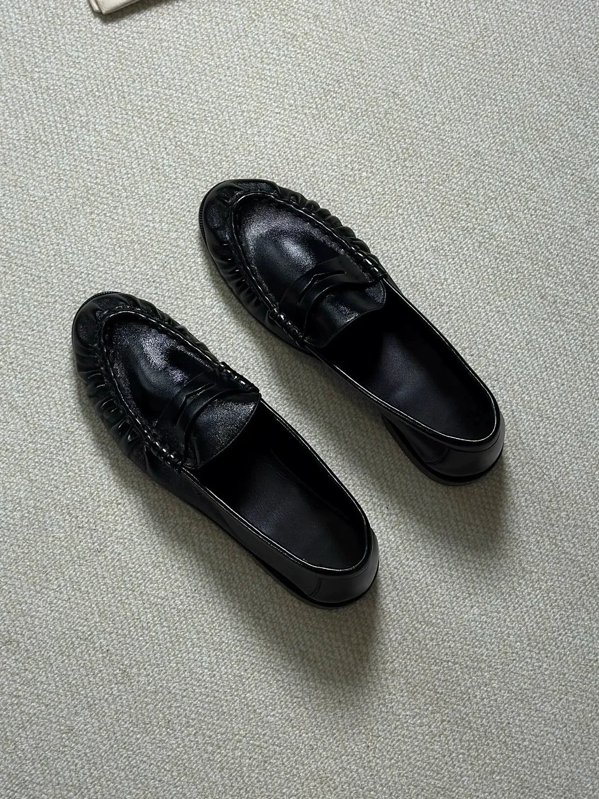 

New Spring/Autumn Men's and Women's Black Retro Patent Leather Pleated Loafers Round Toe Low Heel Slip-on Versatile Single Shoes