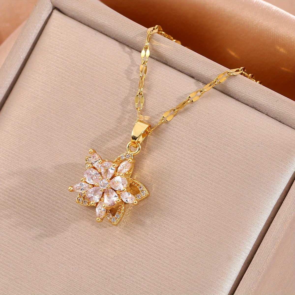 360° Rotating Transparent White Star-shaped Five-petal Flower Pendant Necklace, Romantic and Stress-relieving Plant Jewelry Gift