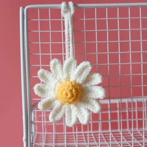 قلادة زهرة الأقحوان المصنوعة يدويًا من الكروشيه لحقيبة اليد، منتجات نهائية من الكروشيه، سلاسل مفاتيح على شكل زهرة محبوكة، إكسسوارات كروشيه