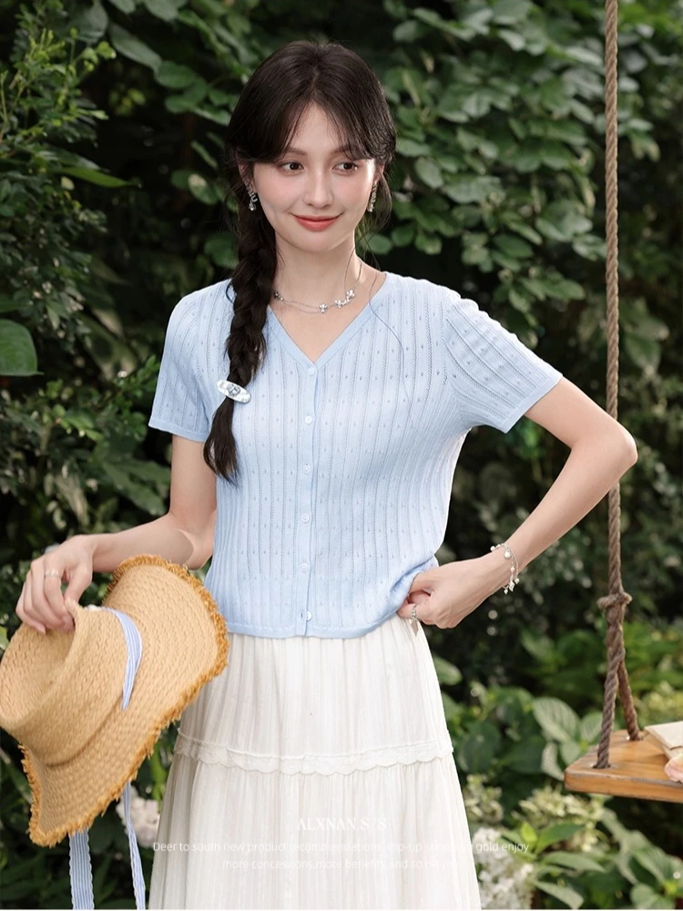 

ALXNAN Women's T-shirts Light Blue V-neck Thin Knitted Short Sleeve Sweater 2025 Summer Elegant Office Lady Casual Tops L56627