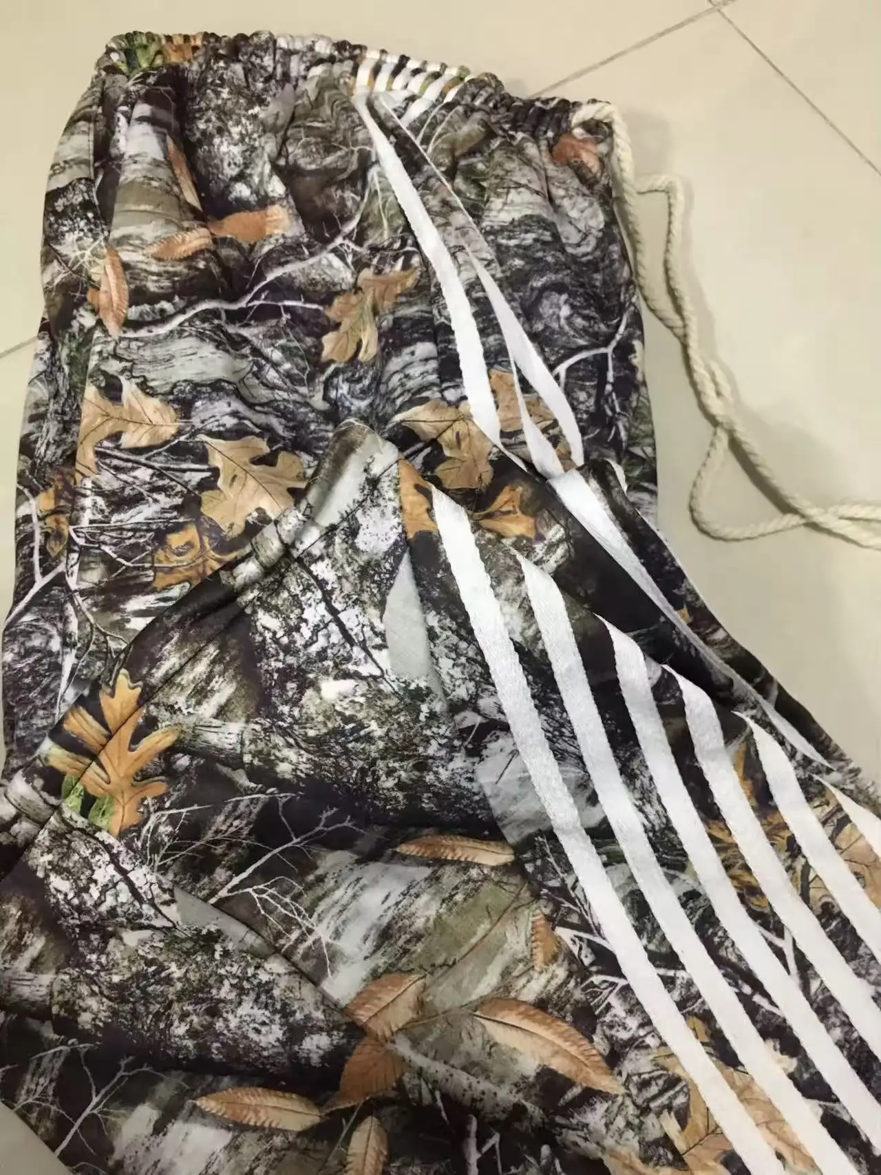 ヨーロッパ系アメリカ人男性用秋冬レトロスポーツパンツ迷彩柄プリントストリートウェア男女兼用アウトドアゆったりパンツ