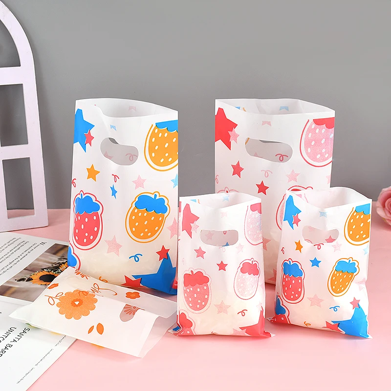 

20Pcs 2 Sizes Candy Bag Multi Designs Cute Cartoon Plastic Boutique Gift Bag With Handle Wedding Birthday Packaging Bags Pouches