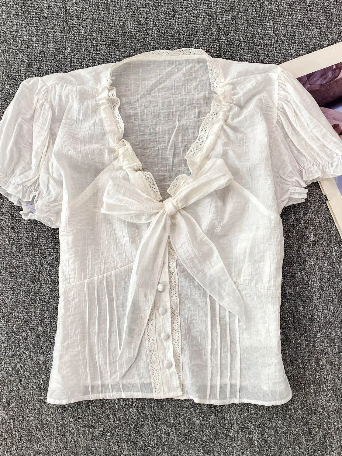 2025년 여름 섹시 레이스 트림 브이넥 셔츠 소녀 순수한 매력 얇은 흰색 탑 한국 스타일 루즈핏 반팔 통기성 피부 친화적