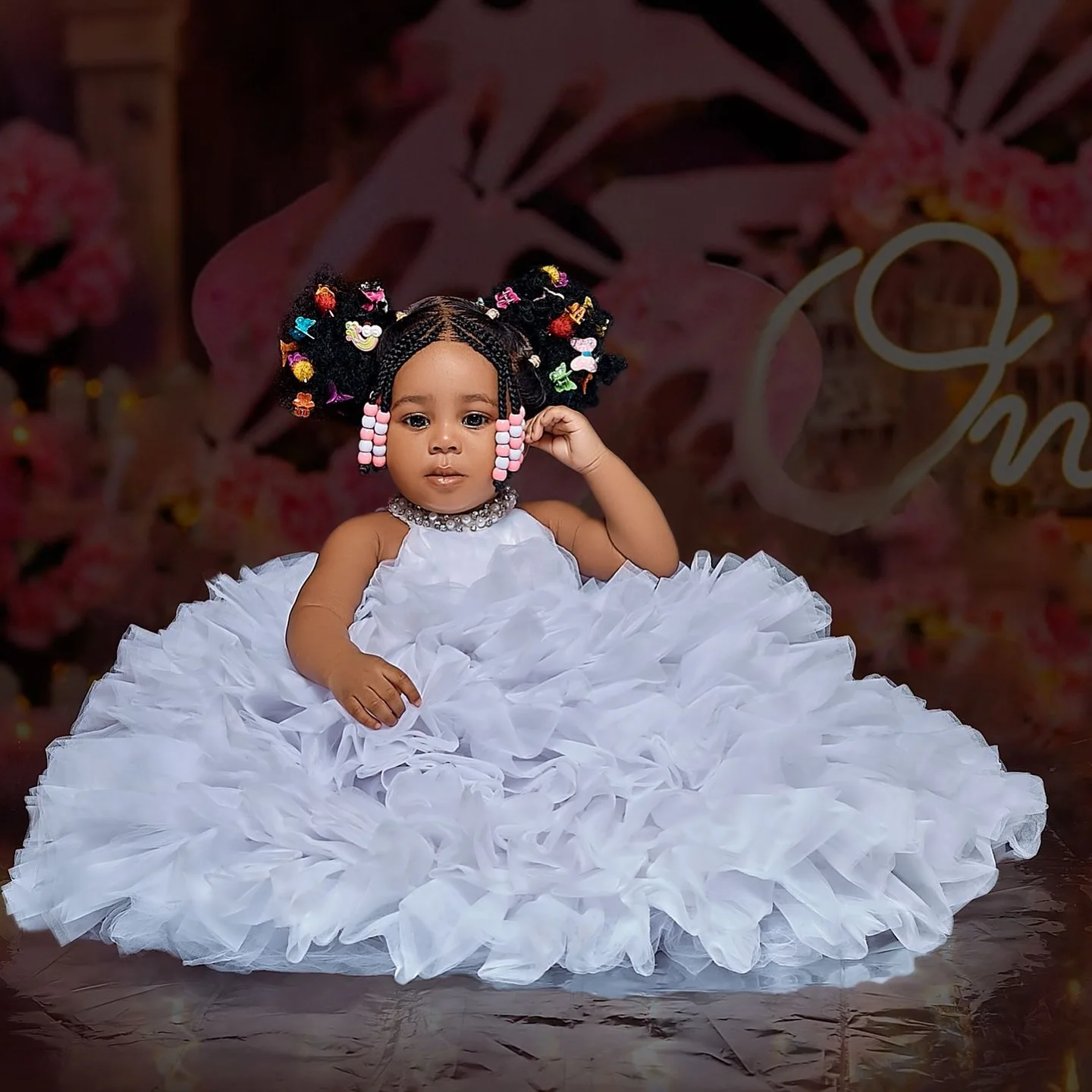 Abiti da compleanno per ragazze bianche da principessa. I bambini indossano abiti da ragazza di fiori a strati personalizzati per abiti da prima comunione per matrimoni