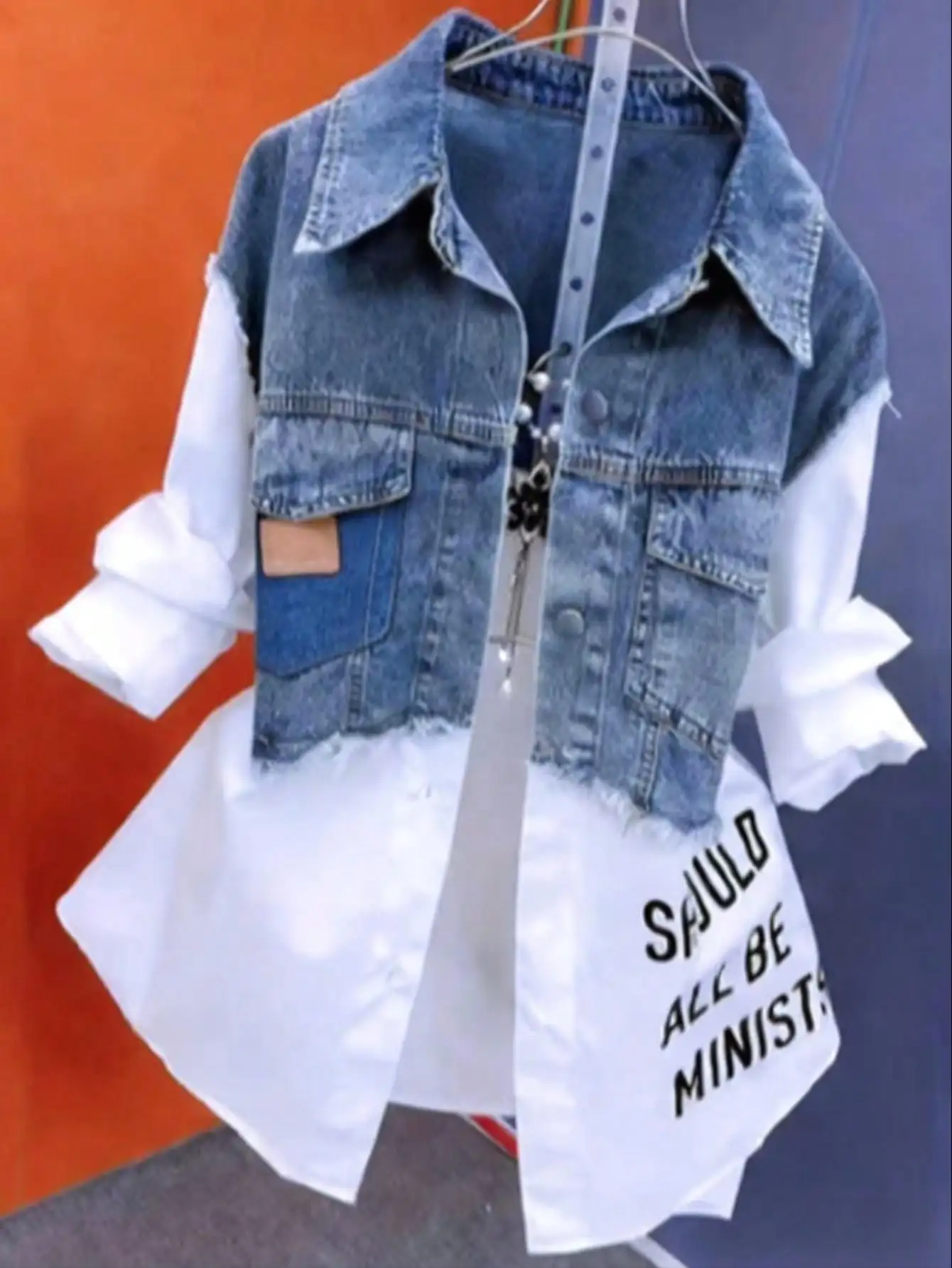 

Женская джинсовая жилетка поверх рубашки с длинным рукавом и буквенным принтом, повседневный топ на пуговицах