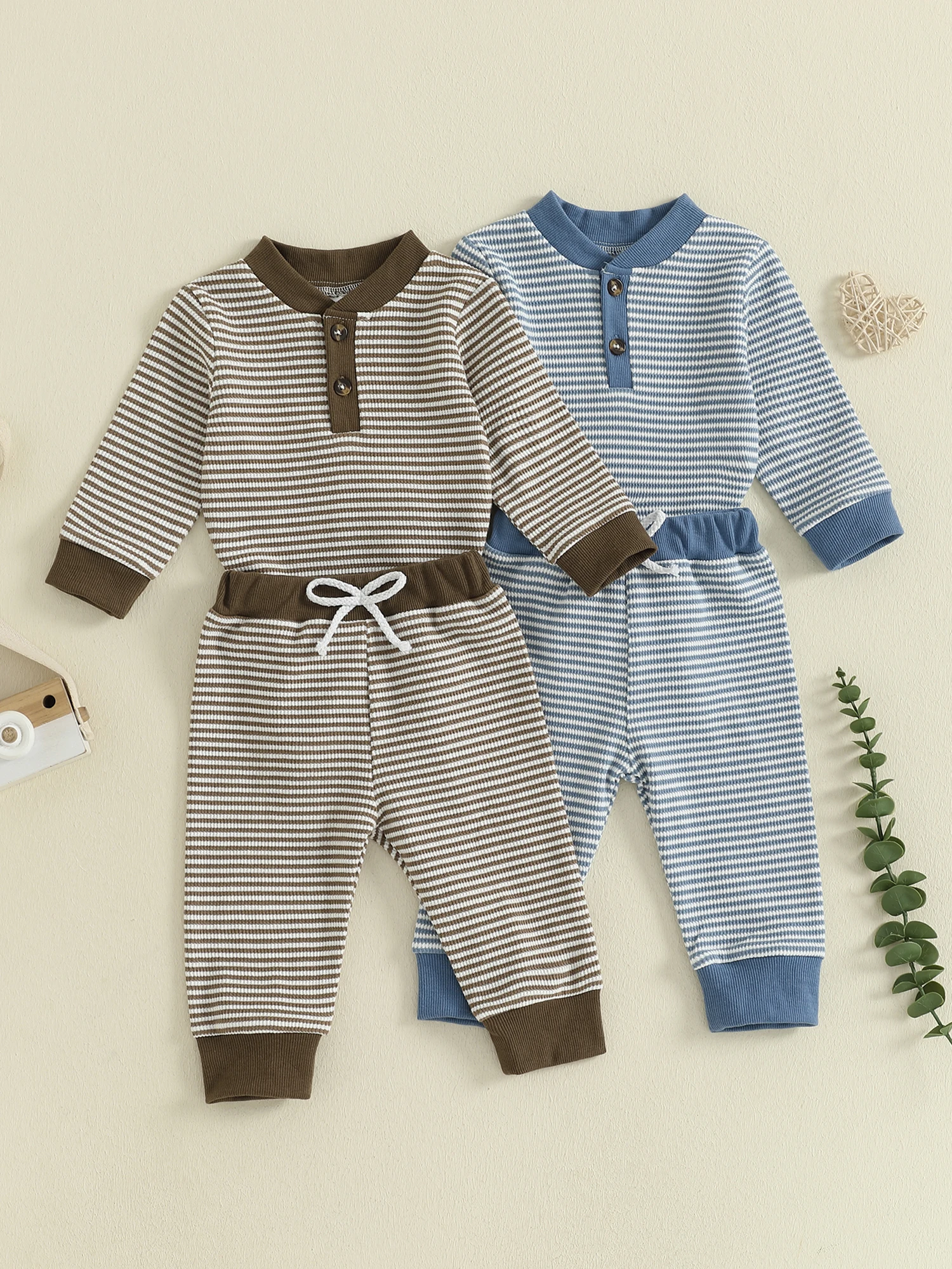 

Очаровательный комплект из двух предметов для маленьких мальчиков со стильным полосатым комбинезоном с длинными рукавами и удобными брюками с эластичной резинкой на талии для модного образа