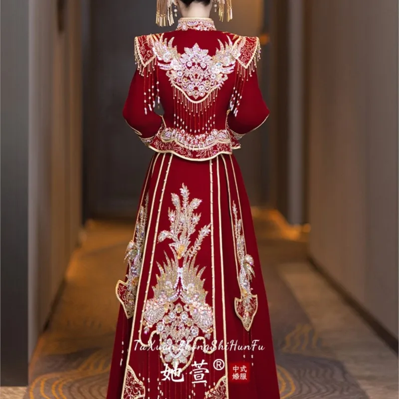 A new Chinese-style wedding dress with elegant and fashionable shoulders