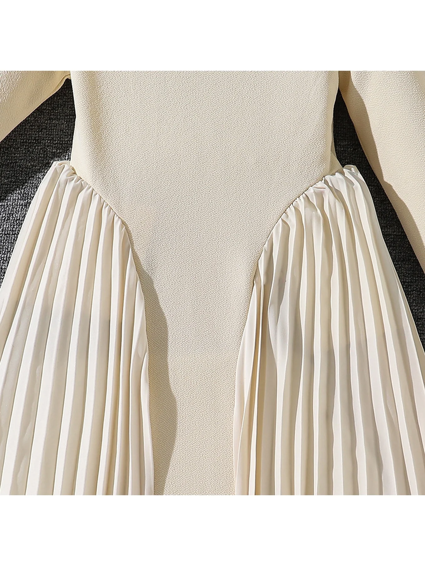Elegantes, modisches Kinderkleid mit Rüschen und Falten, langen Ärmeln, einfarbig, Rundhalsausschnitt, mittellanger Rock für Kinderbekleidung. – Detail 6