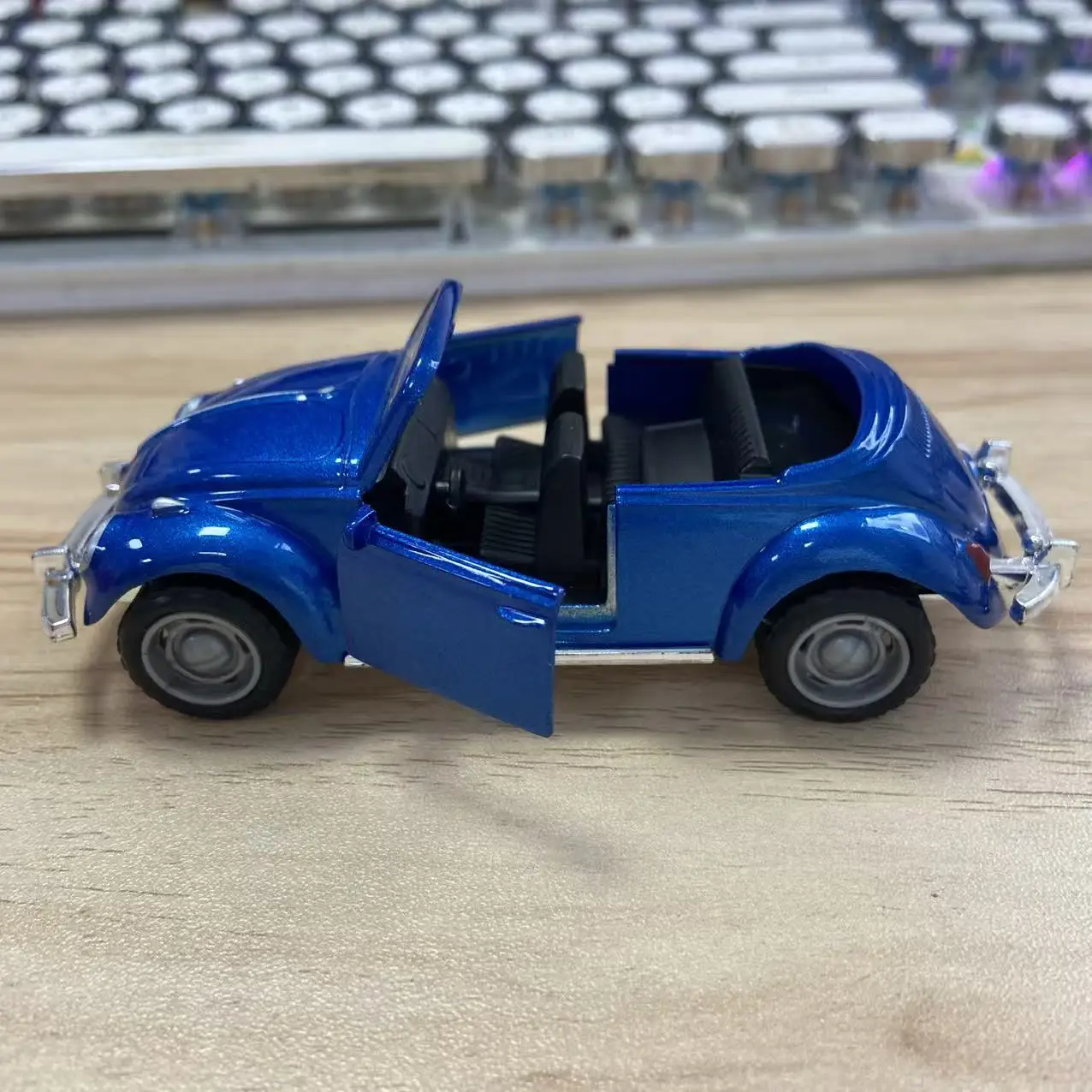 1 Stück, im Beutel verpacktes, klassisches, im Vintage-Stil gehaltenes, aus Zinklegierung gefertigtes Automodell, Retro-Roadster, mit Rückziehfunktion, aufklappbare Seitentüren. – Detail 14